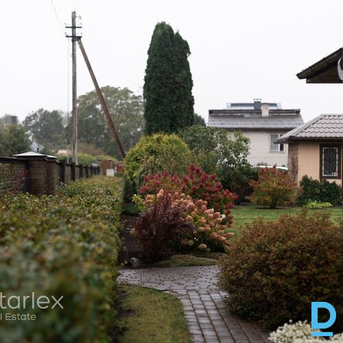 Mājīga vasarnīca Carnikavā pie Gaujas, ar zemi un ziedošu dārzu. Mājīga vasarnīca Carnikavā pie Gaujas, ar zemi un ziedošu dārzu.