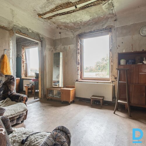 Pārdošanā pamatīga divstāvu privātmāja ar plašu teritoriju 5 minūšu braucienā no