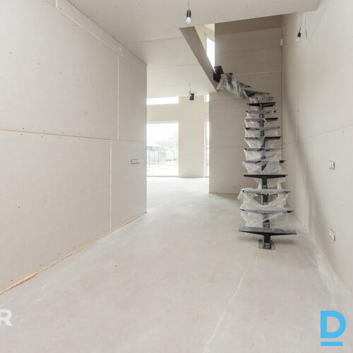 Moderna, kvalitatīva un tikko uzcelta dvīņu māja Dzidriņās.Ēka ir celta un nodot