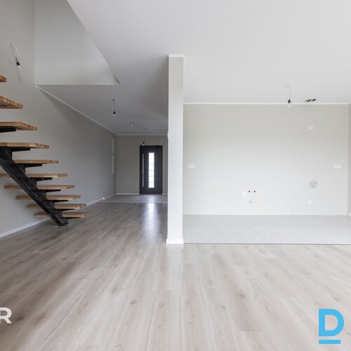 Pārdošanā ergonomiska divstāvu māja ar 5 istabām un iekoptu teritoriju Dzidriņās