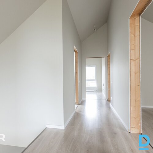 Pārdošanā ergonomiska divstāvu māja ar 5 istabām un iekoptu teritoriju Dzidriņās