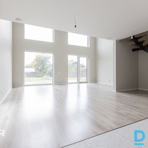 Pārdošanā ergonomiska divstāvu māja ar 5 istabām un iekoptu teritoriju Dzidriņās