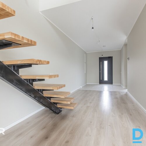 Pārdošanā ergonomiska divstāvu māja ar 5 istabām un iekoptu teritoriju Dzidriņās