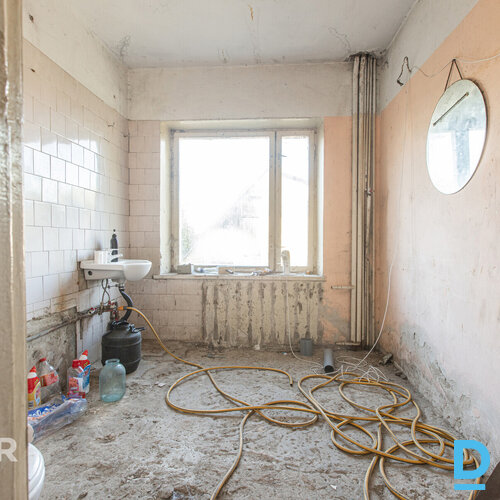 Pārdošanā remontējama, kapitāli būvēta divstāvu privātmāja ar saimniecības ēku O