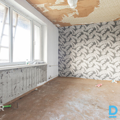 Pārdošanā remontējama, kapitāli būvēta divstāvu privātmāja ar saimniecības ēku O