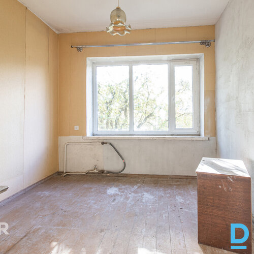 Pārdošanā remontējama, kapitāli būvēta divstāvu privātmāja ar saimniecības ēku O