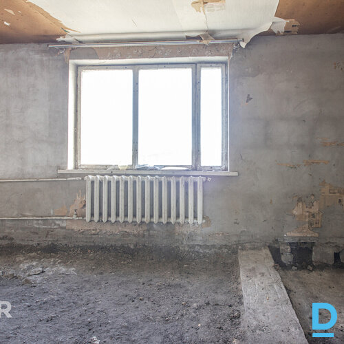 Pārdošanā remontējama, kapitāli būvēta divstāvu privātmāja ar saimniecības ēku O