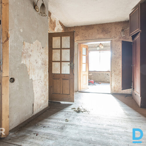 Pārdošanā remontējama, kapitāli būvēta divstāvu privātmāja ar saimniecības ēku O