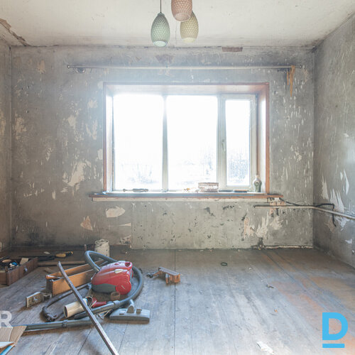 Pārdošanā remontējama, kapitāli būvēta divstāvu privātmāja ar saimniecības ēku O