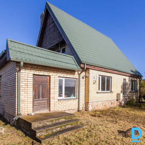 Pārdošanā remontējama, kapitāli būvēta divstāvu privātmāja ar saimniecības ēku O