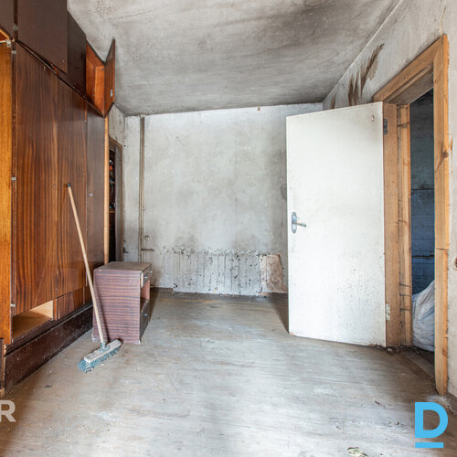 Pārdošanā remontējama, kapitāli būvēta divstāvu privātmāja ar saimniecības ēku O