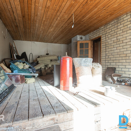 Pārdošanā remontējama, kapitāli būvēta divstāvu privātmāja ar saimniecības ēku O