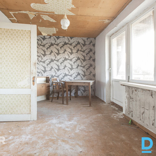 Pārdošanā remontējama, kapitāli būvēta divstāvu privātmāja ar saimniecības ēku O