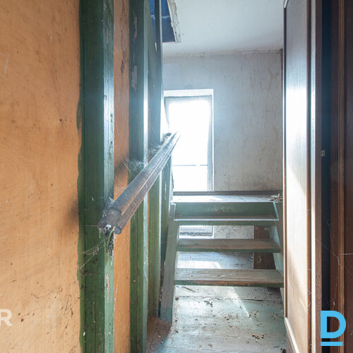 Pārdošanā remontējama, kapitāli būvēta divstāvu privātmāja ar saimniecības ēku O