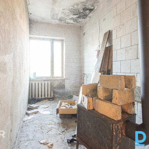 Pārdošanā remontējama, kapitāli būvēta divstāvu privātmāja ar saimniecības ēku O