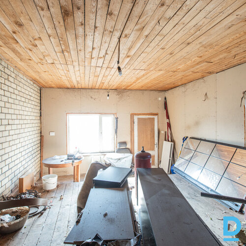 Pārdošanā remontējama, kapitāli būvēta divstāvu privātmāja ar saimniecības ēku O