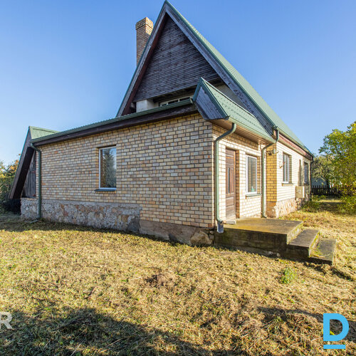 Pārdošanā remontējama, kapitāli būvēta divstāvu privātmāja ar saimniecības ēku O