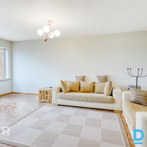 Pārdošanā ērts 3 istabu dzīvoklis ar skaistu panorāmas skatu uz pilsētu.Dzīvokļa