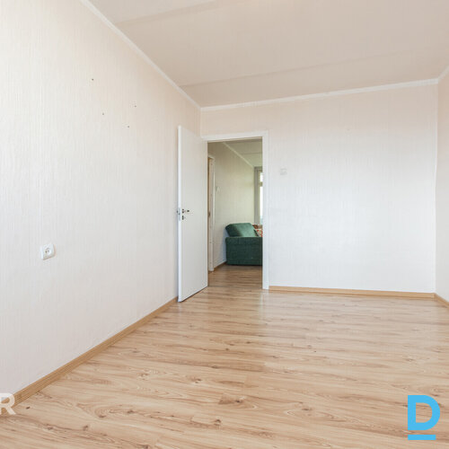 Pārdošanā saulains 2 istabu dzīvoklis ar lodžiju renovētā mājā Siguldā.Dzīvokļa 