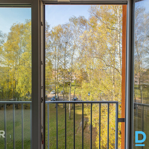 Pārdošanā saulains 2 istabu dzīvoklis ar lodžiju renovētā mājā Siguldā.Dzīvokļa 