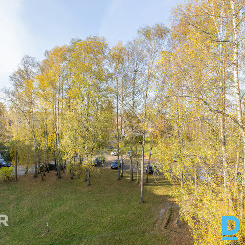 Pārdošanā saulains 2 istabu dzīvoklis ar lodžiju renovētā mājā Siguldā.Dzīvokļa 