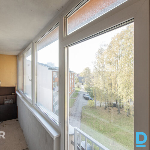 Pārdošanā saulains 2 istabu dzīvoklis ar lodžiju renovētā mājā Siguldā.Dzīvokļa 