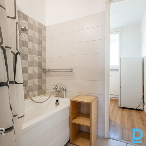 Pārdošanā saulains 2 istabu dzīvoklis ar lodžiju renovētā mājā Siguldā.Dzīvokļa 