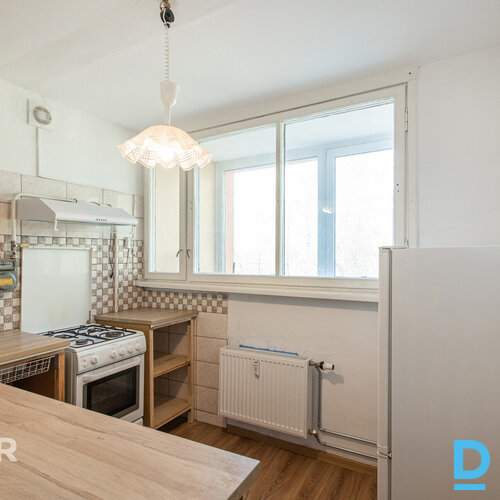 Pārdošanā saulains 2 istabu dzīvoklis ar lodžiju renovētā mājā Siguldā.Dzīvokļa 