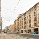 Продается просторная 3-комнатная квартира в кирпичном доме эпохи Ульмана, в самом центре Риги! К вашим услугам великолепная трёхкомнатная квартира в историческом кирпичном доме эпохи Ульмана, расположенном в удобном районе в центре города, на первом этаже