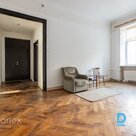 Просторная и солнечная квартира с двумя входами в центре Риги. Идеально подходит для проживания, офиса или инвестиций. Высокий антресольный этаж.