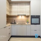 Renovētā kluba tipa ēka ar tikai 16 dzīvokļiem ir īpaša – katrā stāvā vien divi kaimiņi, sakopta teritorija ar bruģētiem celiņiem un drošiem vārtiem