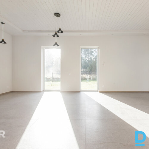 Pārdod pilnīgi jaunu, šogad celtu māju Garkalnē priežu mežāPiedāvājumā pilnīgi j