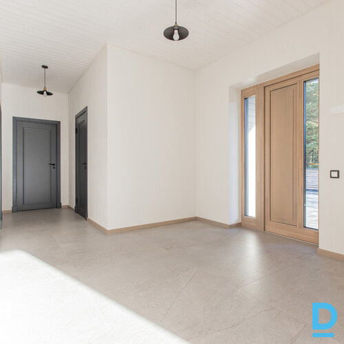 Pārdod pilnīgi jaunu, šogad celtu māju Garkalnē priežu mežāPiedāvājumā pilnīgi j