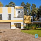 Продаётся просторный трехэтажный особняк в живописном месте, окружённом соснами,