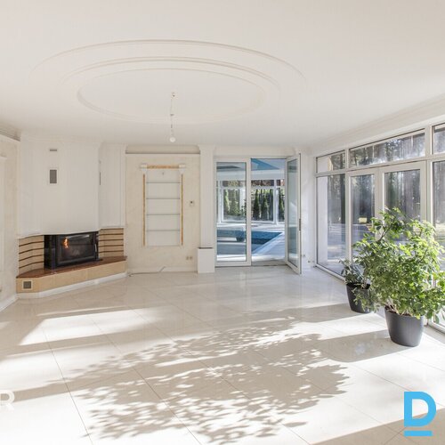 Pamatīga 3-stāvu savrupmāja ainaviskā, priežu koku ieskautā vietā Sunīšos.Ēkas t