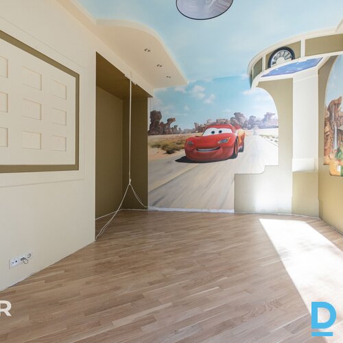 Pamatīga 3-stāvu savrupmāja ainaviskā, priežu koku ieskautā vietā Sunīšos.Ēkas t