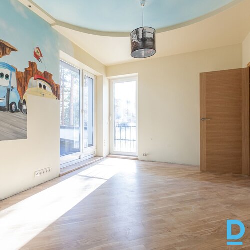 Pamatīga 3-stāvu savrupmāja ainaviskā, priežu koku ieskautā vietā Sunīšos.Ēkas t