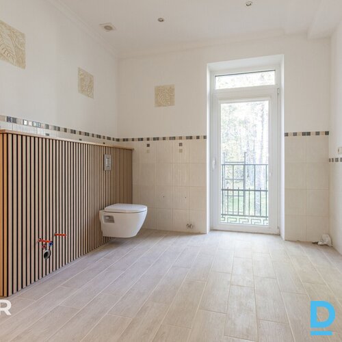 Pamatīga 3-stāvu savrupmāja ainaviskā, priežu koku ieskautā vietā Sunīšos.Ēkas t