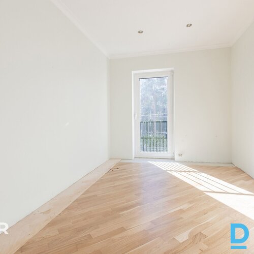 Pamatīga 3-stāvu savrupmāja ainaviskā, priežu koku ieskautā vietā Sunīšos.Ēkas t