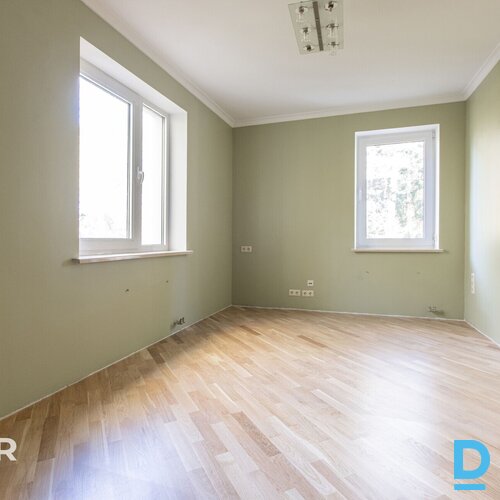 Pamatīga 3-stāvu savrupmāja ainaviskā, priežu koku ieskautā vietā Sunīšos.Ēkas t