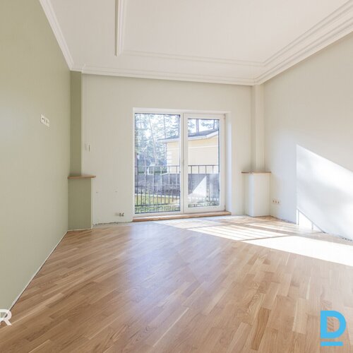 Pamatīga 3-stāvu savrupmāja ainaviskā, priežu koku ieskautā vietā Sunīšos.Ēkas t