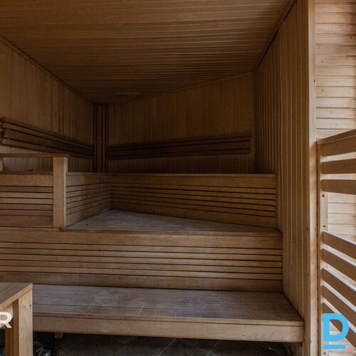 Pamatīga 3-stāvu savrupmāja ainaviskā, priežu koku ieskautā vietā Sunīšos.Ēkas t