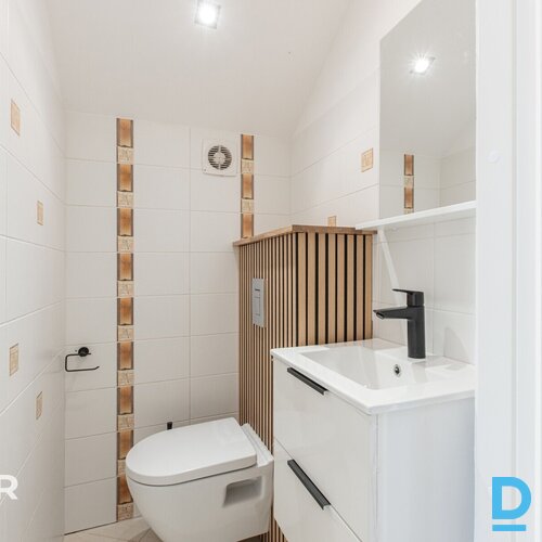 Pamatīga 3-stāvu savrupmāja ainaviskā, priežu koku ieskautā vietā Sunīšos.Ēkas t