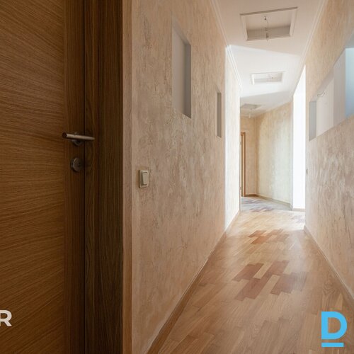 Pamatīga 3-stāvu savrupmāja ainaviskā, priežu koku ieskautā vietā Sunīšos.Ēkas t