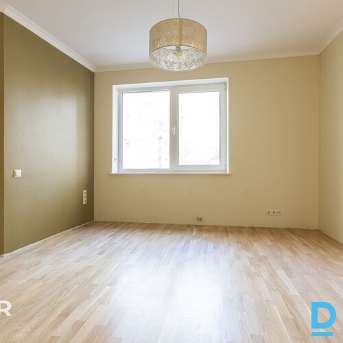 Pamatīga 3-stāvu savrupmāja ainaviskā, priežu koku ieskautā vietā Sunīšos.Ēkas t