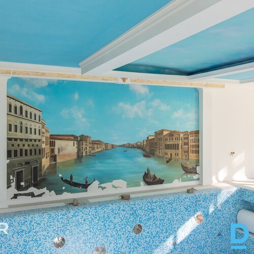 Pamatīga 3-stāvu savrupmāja ainaviskā, priežu koku ieskautā vietā Sunīšos.Ēkas t