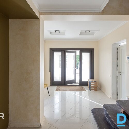 Pamatīga 3-stāvu savrupmāja ainaviskā, priežu koku ieskautā vietā Sunīšos.Ēkas t