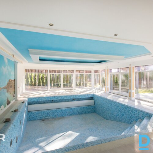 Pamatīga 3-stāvu savrupmāja ainaviskā, priežu koku ieskautā vietā Sunīšos.Ēkas t