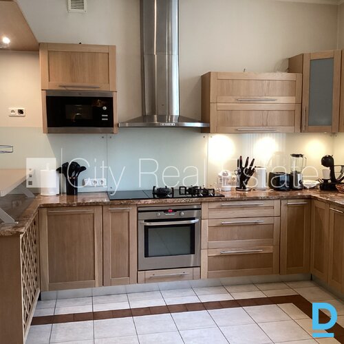 Pārdod māju Jūrmalā