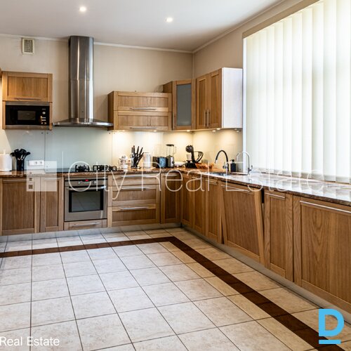 Pārdod māju Jūrmalā